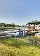 Imej utama Lakefront Tavares Cabin w/ Deck, Patio & Dock!