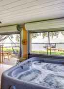 Imej utama Lake Francis Lily Pad - Home w/ Hot Tub & Dock!