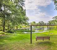 อื่นๆ 4 Adorable Lakefront Cottage w/ Dock & Grill!