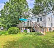 อื่นๆ 2 Adorable Lakefront Cottage w/ Dock & Grill!