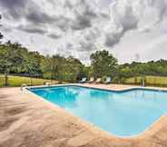 Lain-lain 3 Charming Berger Apt on 42-acre Farm W/pool Access