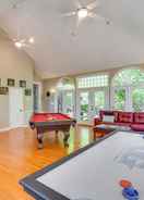 Imej utama Central Villa w/ Game Room & Deck - Near Lakes!