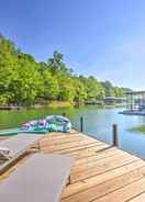 Imej utama Lakefront Townville Gem w/ Boat Dock & Kayaks