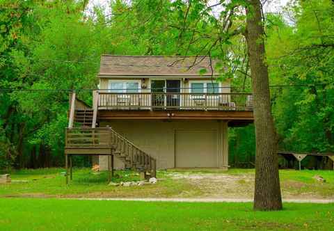 Others Lovely Couples Escape on Mississippi River!