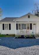 Imej utama Rock Hill Cottage w/ Spacious Yard & Fire Pit!