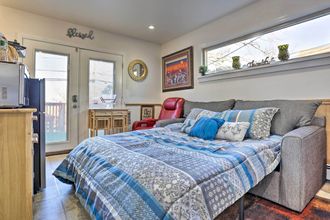 其他 4 Central Elmont Studio w/ Great Outdoor Space!