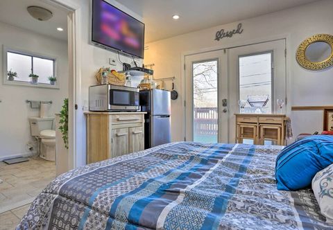 其他 Central Elmont Studio w/ Great Outdoor Space!