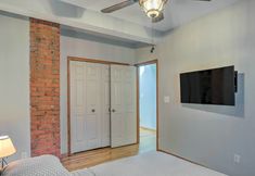 Others 6 < 3 Mi to Dtwn: Cleveland Apt w/ Deck & Wet Bar