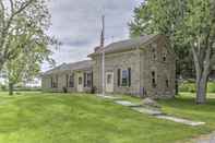 Lain-lain Historic Ottawa Lake House: Deck, Barn + 96 Acres!