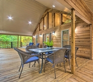 Others 6 Lakefront Hideaway in Scranton: Spacious Deck