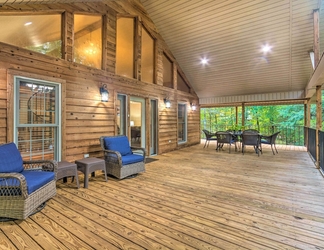 Others 2 Lakefront Hideaway in Scranton: Spacious Deck