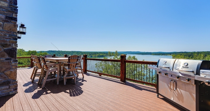 อื่นๆ Luxe Table Rock Lake Vacation Rental With Hot Tub!