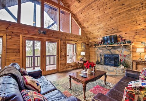Others Sevierville Cabin w/ Private Outdoor Hot Tub