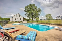 อื่นๆ Cozy Missouri Retreat w/ Pool, Pond & Fire Pit!