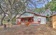 Lainnya 4 Cabin in Helotes Hill Country ~ 9 Mi to Old Town!