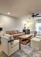 บริเวณนั่งเล่น Chic Springdale Townhome Near Dining & Sports