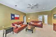 Others Cozy College Station Home w/ Patio and Fireplace