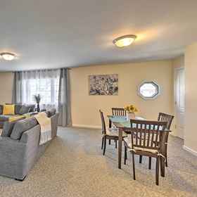 Interior1格倫科夫之家:步行至木板路和餐廳!,John P. Humes Japanese Stroll Garden飯店