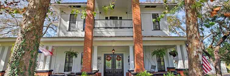 Lain-lain Historic Huntington Home w/ Pond & Flower Gardens!