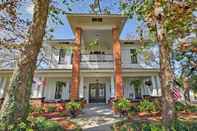 Lain-lain Historic Huntington Home w/ Pond & Flower Gardens!