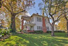 อื่นๆ Historic Huntington Home w/ Pond & Flower Gardens!