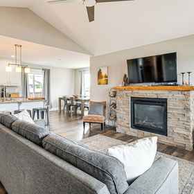 Primary image1現代海岸之濱度假屋,距海灘2英里,448 Olympic View Ave NE飯店