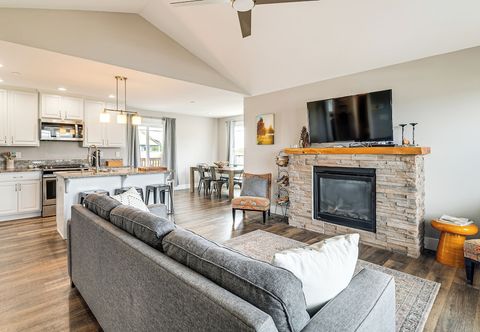 Others Modern Ocean Shores Home, 2 Mi to Beach!