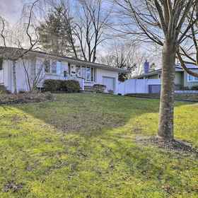 Interior1Quiet Commack Cottage w/ Pool, 8 Mi to Beach!,Tanger Outlets飯店