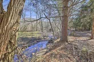 Lainnya 4 Quaint Creekside Home w/ Spacious Deck & Yard