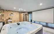 อื่นๆ 7 Upscale Waterbury Retreat w/ Indoor Hot Tub!