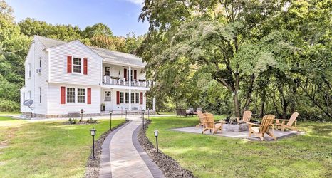 Lainnya 2 Upscale Waterbury Retreat w/ Indoor Hot Tub!