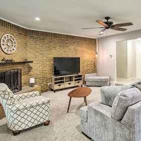 บริเวณนั่งเล่น1Richardson Abode w/ Fireplace, Fenced-in Yard,普莱诺会议中心飯店