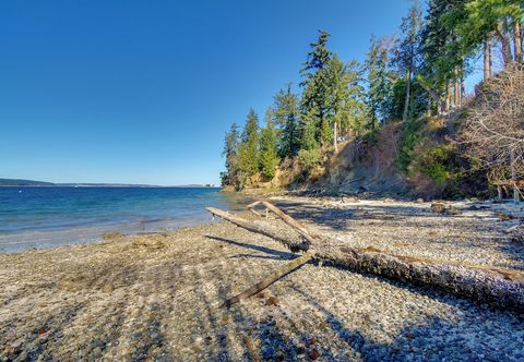 Others Waterfront PNW Escape w/ Deck & Beach Access!