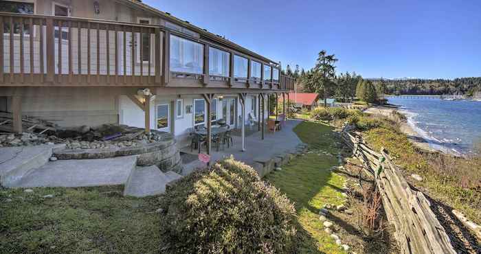Others Waterfront PNW Escape w/ Deck & Beach Access!