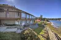 Others Waterfront PNW Escape w/ Deck & Beach Access!