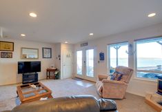 Others 2 Waterfront PNW Escape w/ Deck & Beach Access!