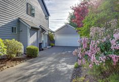 Others 7 Tacoma Home w/ Garden + Pond ~ 3 Mi to Beach!