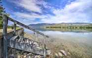 Others 2 Beach Escape: Zen-inspired Lake Osoyoos Chalet!