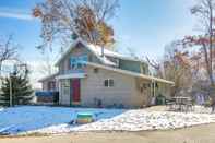 Lainnya Colorful Cottage w/ Porch - Steps to Long Lake!