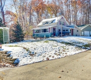 Khác 2 Colorful Cottage w/ Porch - Steps to Long Lake!