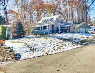 Lainnya 2 Colorful Cottage w/ Porch - Steps to Long Lake!