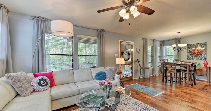 Lainnya Cozy Woodlands Townhome w/ Deck Near Market Street