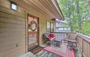 Others 3 Cozy Woodlands Townhome w/ Deck Near Market Street