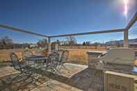 Lain-lain Escalante Home w/ Yard, Porch & Mtn Views!