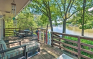 อื่นๆ 4 Lakefront Hot Springs Home w/ Updated Deck & Dock!