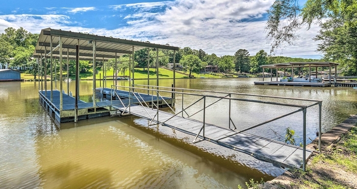 อื่นๆ Lakefront Hot Springs Home w/ Updated Deck & Dock!