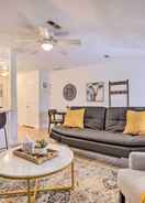 บริเวณนั่งเล่น Ideally Located & Updated Chapel Hill Apartment!