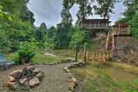 Others Hand-crafted Creekside Treehouse With Grill!