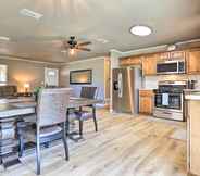 Lain-lain 2 Quiet Haven w/ Hot Tub, 4 Mi to Canyon Lake!