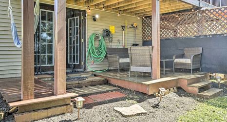 其他 2 Waterbury Home: Playground & Porch Swing